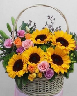 CANASTA CON ROSAS Y GIRASOLES