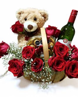 MOD.07 CANASTA CON 12 ROSAS,CHOCOLATES FERRERO,BOTELLA DE VINO Y OSITO DE PELUCHE